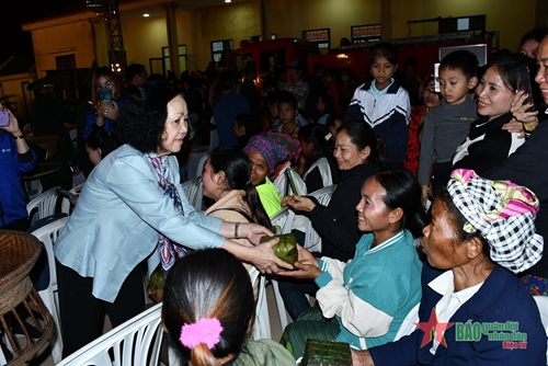 Thường trực Ban Bí thư Trương Thị Mai dự Chương trình “Xuân Biên phòng-Ấm lòng dân bản” 2024 tại Quảng Bình